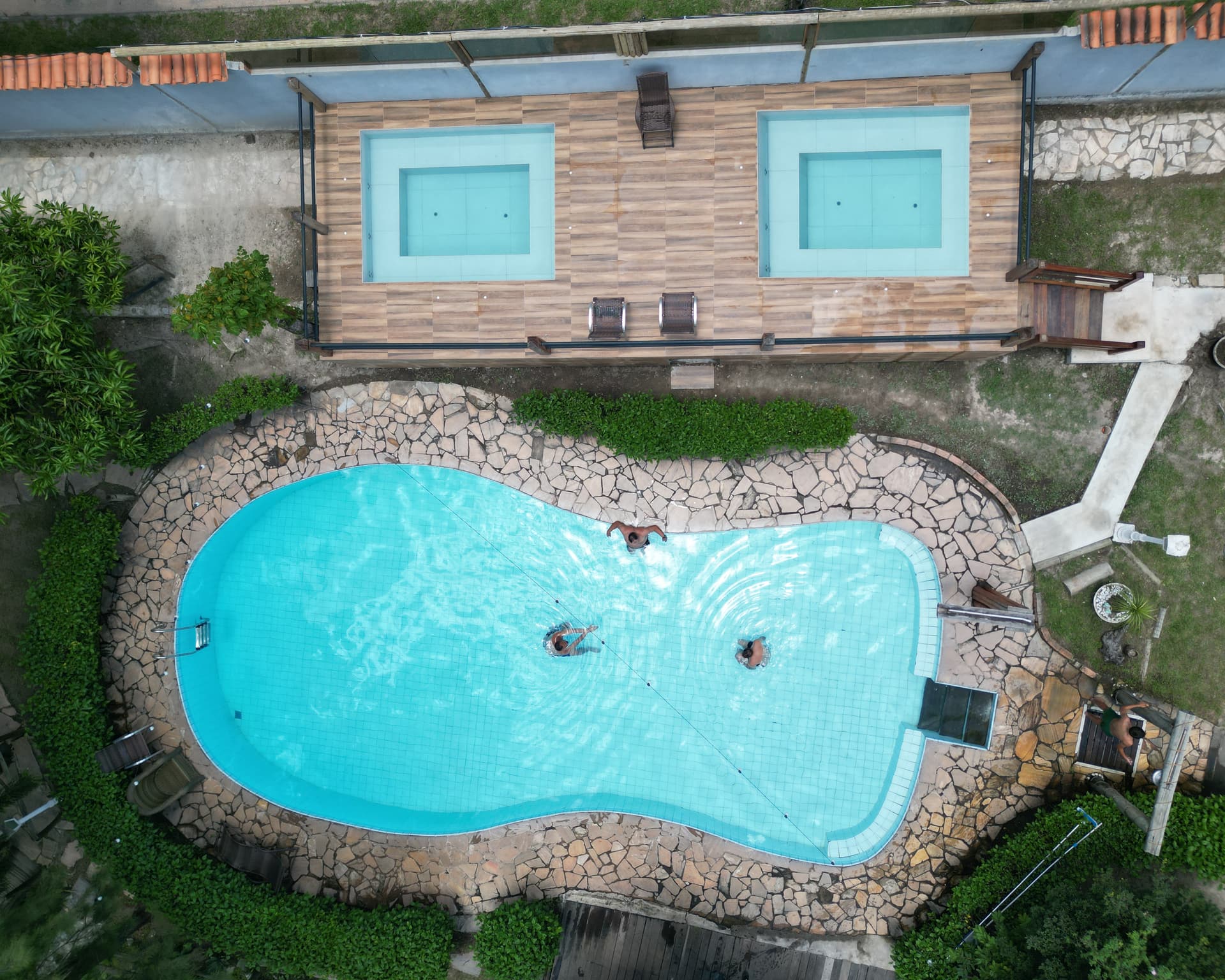 Vista aérea da piscina e jacuzzi